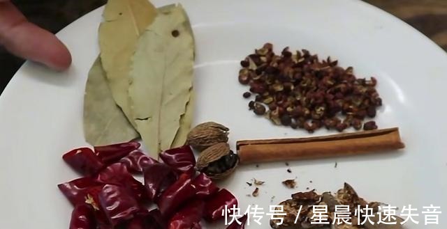 花1800学来的虎皮鸡爪配方,鸡爪软烂脱骨,鲜嫩多汁,全家都爱吃!