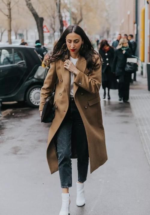 真正优雅精致的女人，穿大衣都不配小白鞋了，搭“裸靴”更合拍！