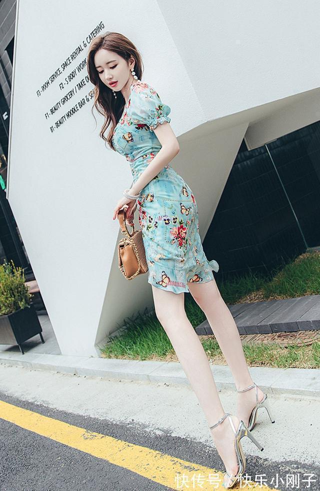 小姐姐 小姐姐身穿碎花连衣裙,搭配一款咖啡色的小包包,时尚又优雅