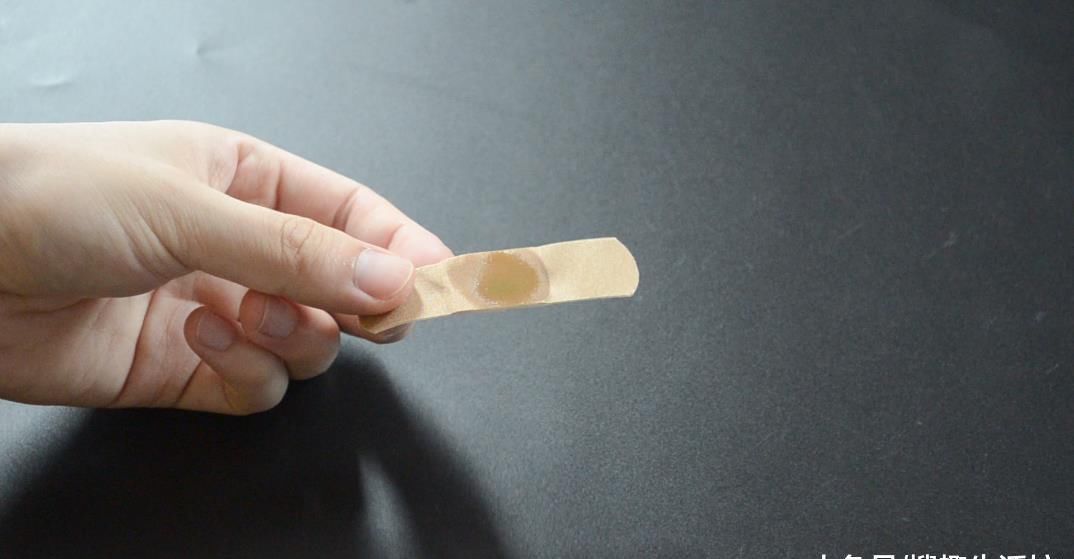 风油精滴在创可贴上, 放在家里这样用, 解决了家家户户困扰的难题