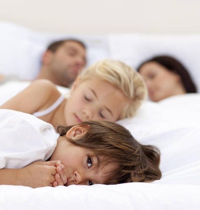 袭胸|儿子9岁袭胸,原因来自母子不分床,父母的过错由谁买单?