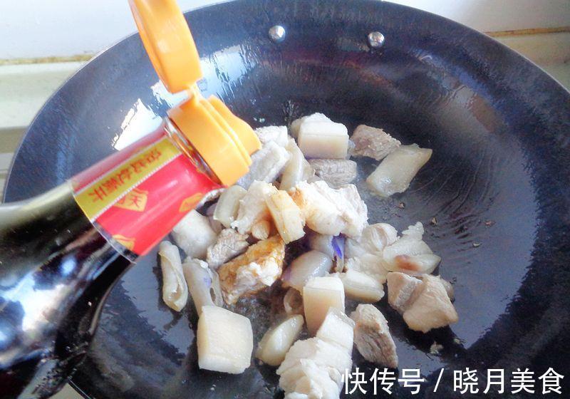看我家冬天周末午餐，干豆角红烧肉配土豆丝，好吃不油腻又好做