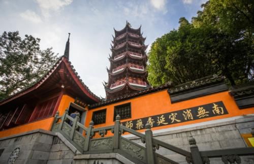 南京最古老的皇家寺庙，号称“南朝第一寺”，寺前樱花更独具韵味