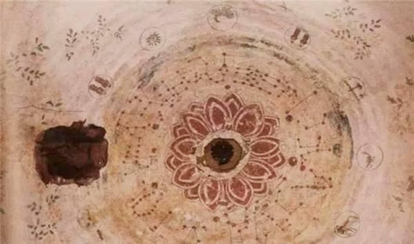 墓群|盗墓者精准盗墓,随葬品一件不剩,考古人员抬头一看墓顶,激动了