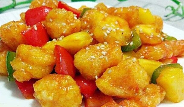 暴雨结束孩子可以出门买水果买肉人挤人,多吃酸爽菜,开胃吃饭香