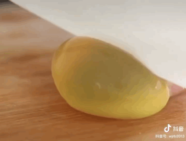 一口流心满口香，正常的变蛋只有稍稍的碱味，黄金皮蛋，来啦
