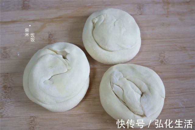 鸡蛋饼|正月初四吃烙饼,两种面粉搭配,外酥里软米香四溢,太好吃了