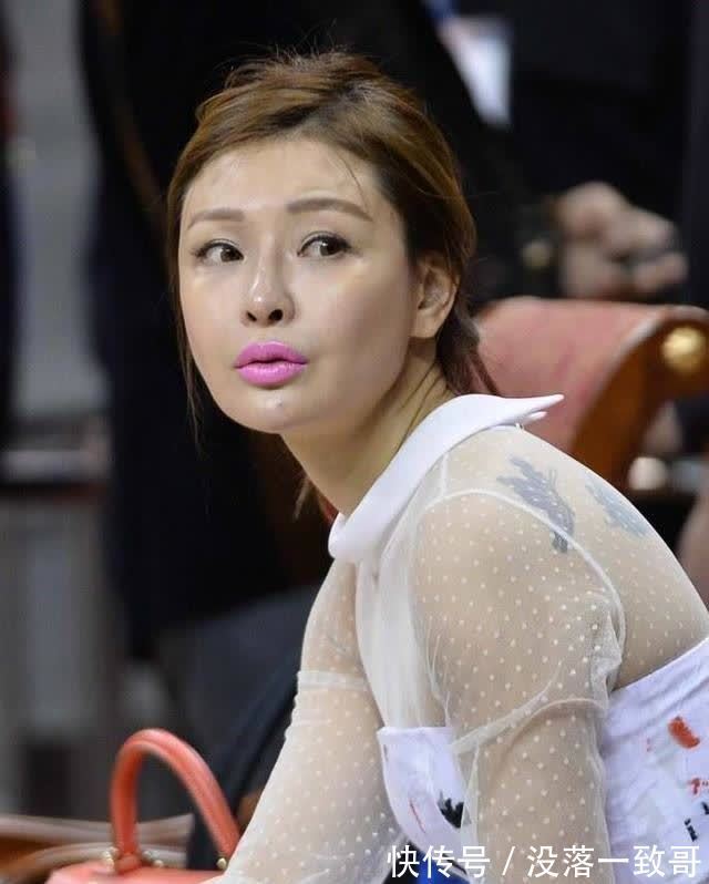 易建联|易建联的老板娘真美,如今40岁还像少女,背上的纹身很有意思