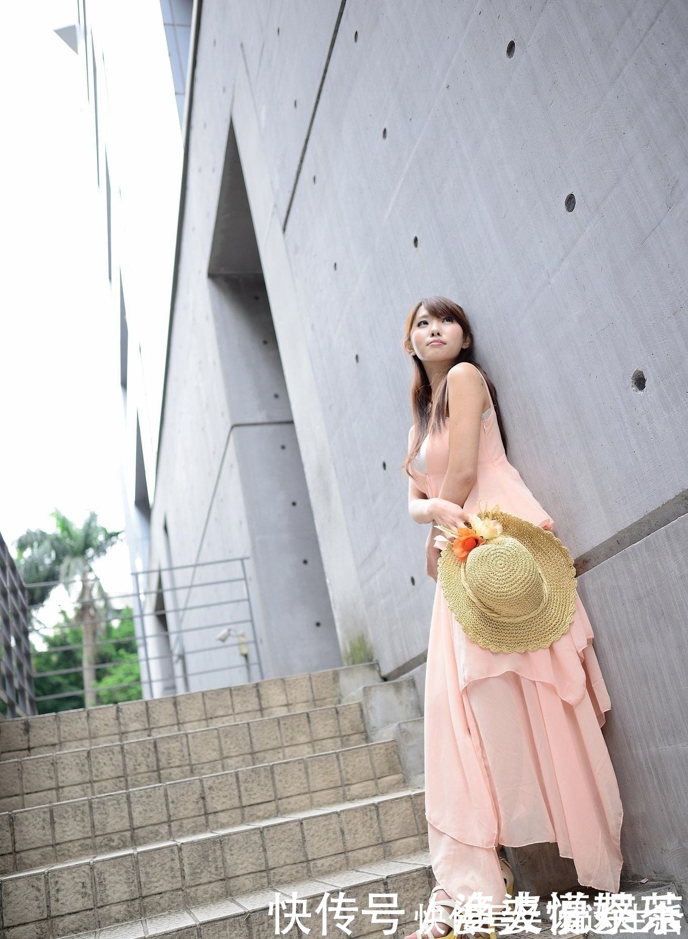 美女|时尚穿搭推荐：时尚美女唯美写真，青春、靓丽，简直美爆了