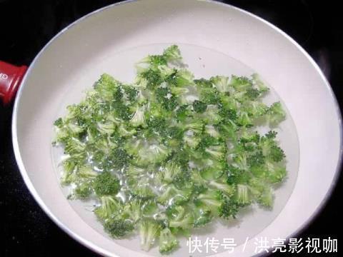 3种蔬菜炒之前必须“焯水”，否则相当于在吃“毒素”，合理做法