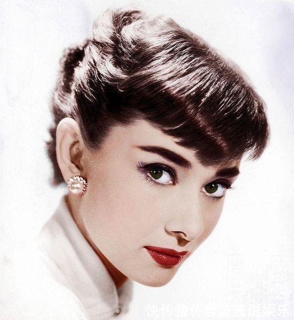 赫本风 有一种时髦,叫迟暮之年的赫本,63岁老态爬满皱纹也贤淑清丽