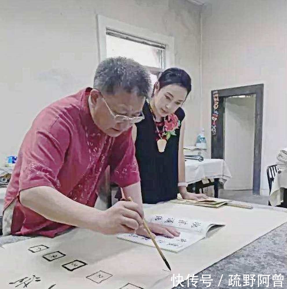 书法#刘晓庆写了四个字自己拍手称赞,网友:错了两个,真是书法天才