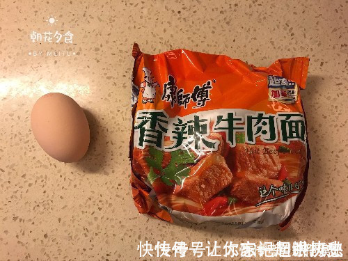 老奶奶|泡面究竟是泡着吃？还是煮着吃？看一卖十几年泡面的老奶奶怎么做