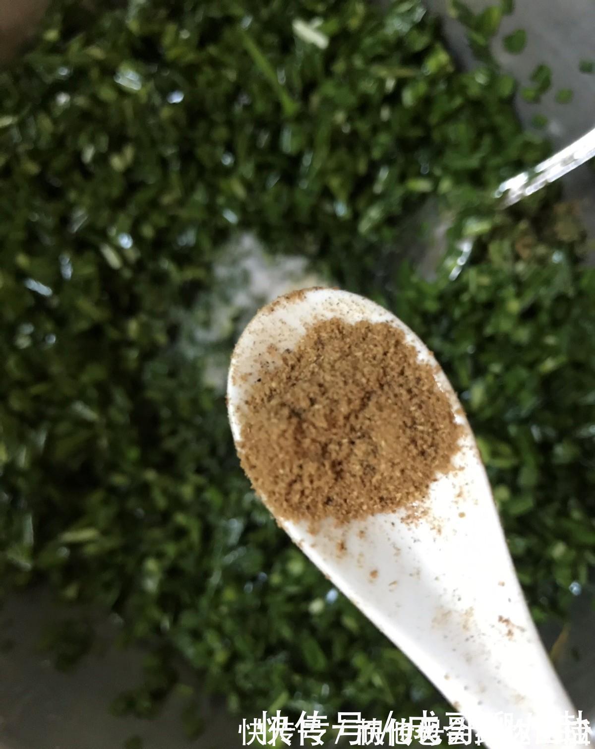 爱吃韭菜盒子的看过来,学会这个做法就够了,个个薄皮大馅真美味