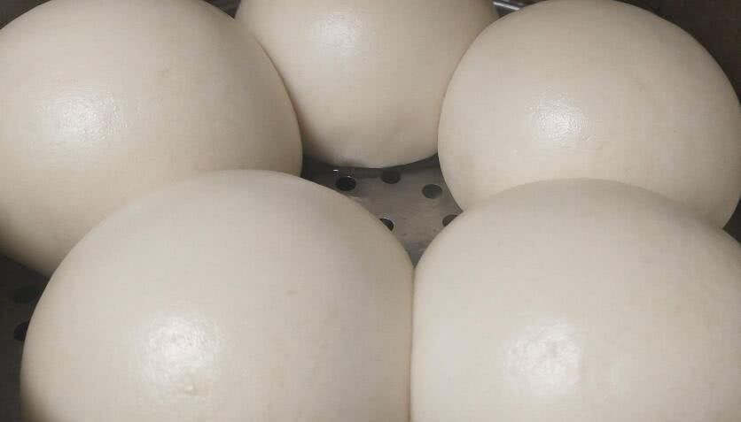 蒸“馒头”都知道加酵母，却不知道加它，滴几滴馒头又大又松软！