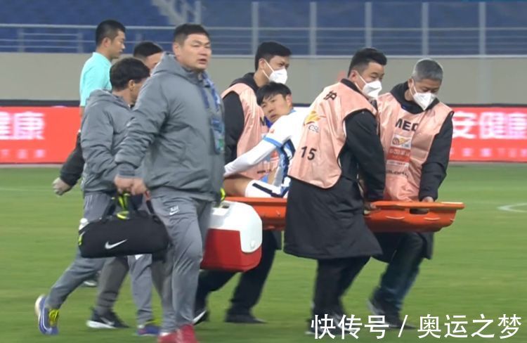 拉伤|不走运!33岁前国脚替补30秒伤退被换下,一度被抬上担架神情沮丧