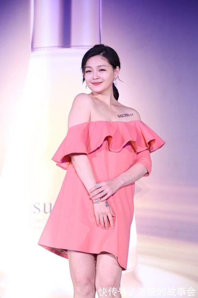 一字领 大S生娃后终于“扮嫩”成功,粉色一字肩连衣裙好少女,年轻20岁