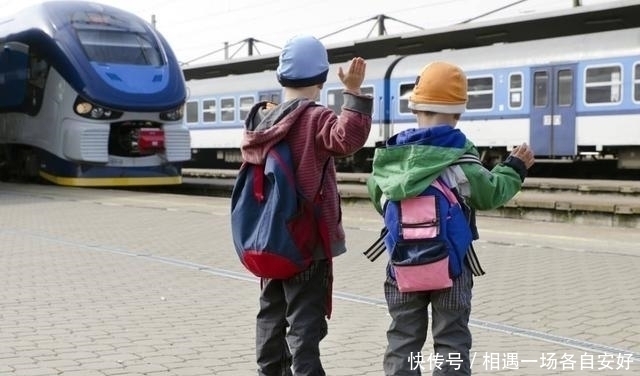 小棉袄|宝爸带孩子们睡觉，妈妈随手拍下照片走红，网友：小情人才是真爱