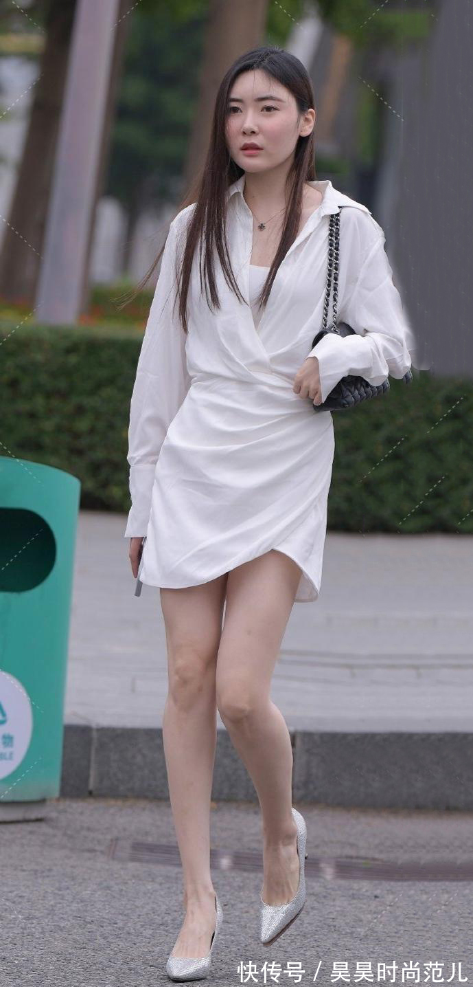 夏日|夏末初秋的简约风穿搭,一身白色衬衫裙搭配银色高跟鞋,大方优雅