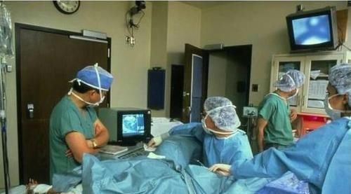 分娩|顺产遇上男护士“刮毛”,产妈想让丈夫来做,却遭医生一通痛批