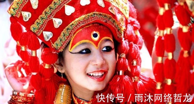 敬仰|尼泊尔最尊贵的女神:万人敬仰连国王也得下跪,退位后却无人敢娶