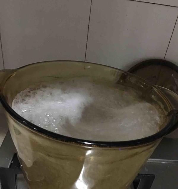 晶莹剔透|中国人“吃腻了”的食物,却成了外国人的奢侈品,还取名雨滴蛋糕