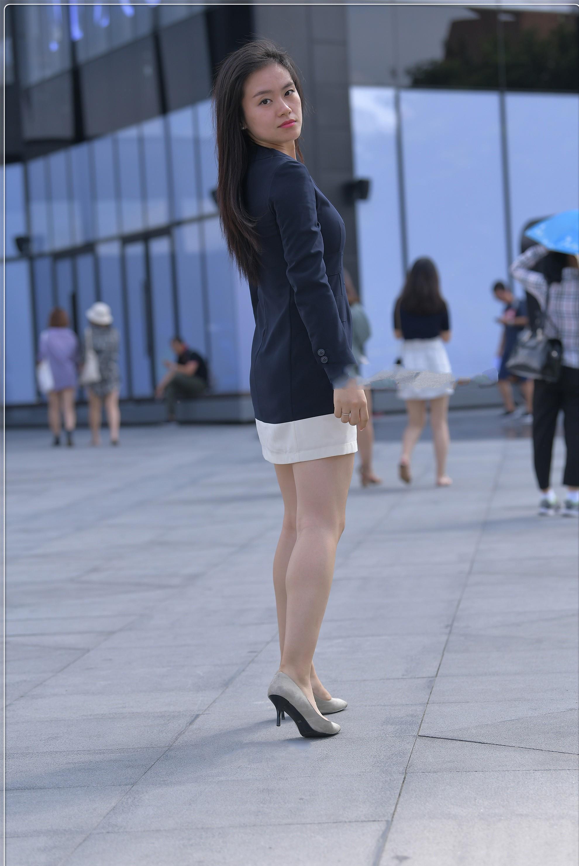 白色修身连衣裙外搭深色外套,大方优雅,防晒又时尚