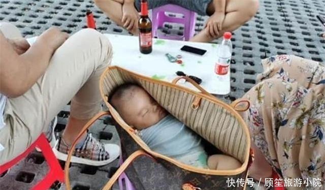 家长|“最可怜宝宝”火了，父母吃烧烤嫌孩子碍事，把娃装进包放凳上