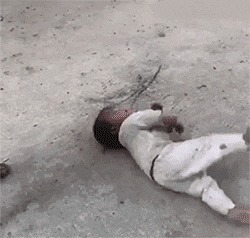 |搞笑GIF:老公你要相信我 我膝盖上面的伤就是这么来的