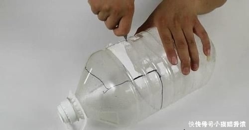 厨房油桶别扔,简单剪几刀,压砧板边,谁见了都夸