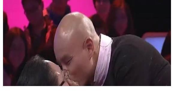 捂臉|謝娜遭樂嘉強(qiáng)吻？屢次揩油女嘉賓，如今樂嘉捂臉哭泣回應(yīng)