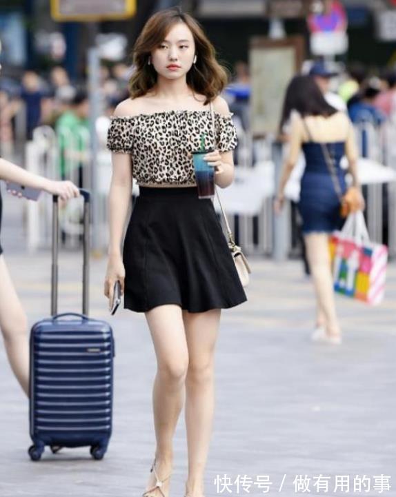 小姐姐|街拍:一起逛街的短发美女,分别穿白色的纱裙与蓝色牛仔裙,美动减龄