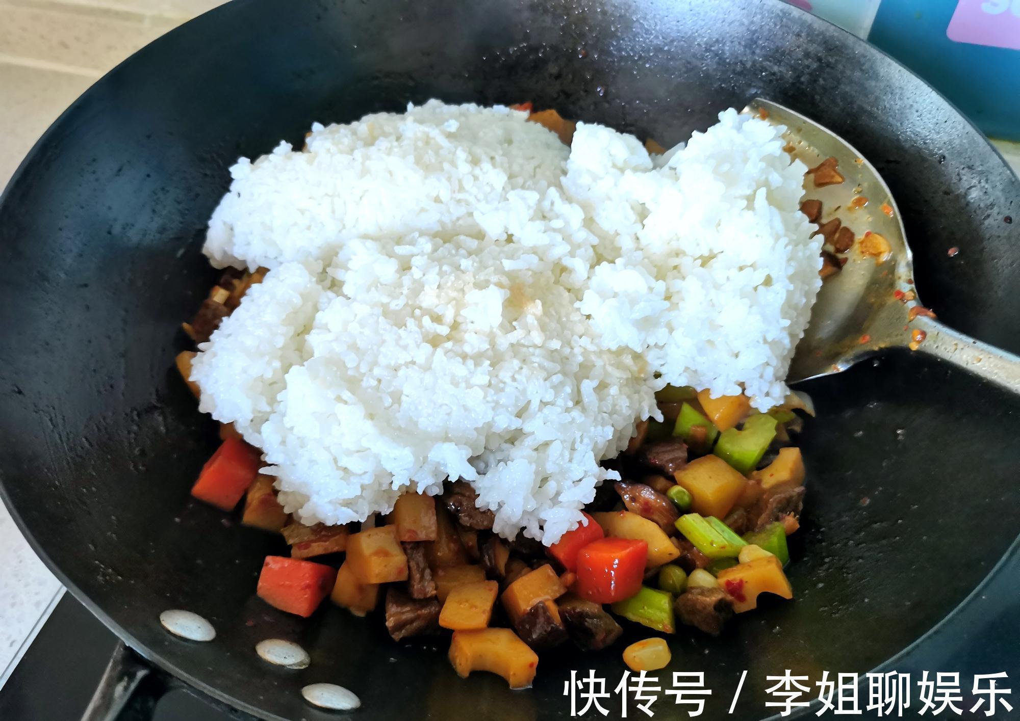 米饭试试这样吃，真的太香了，一次一盘不够吃，孩子超爱吃