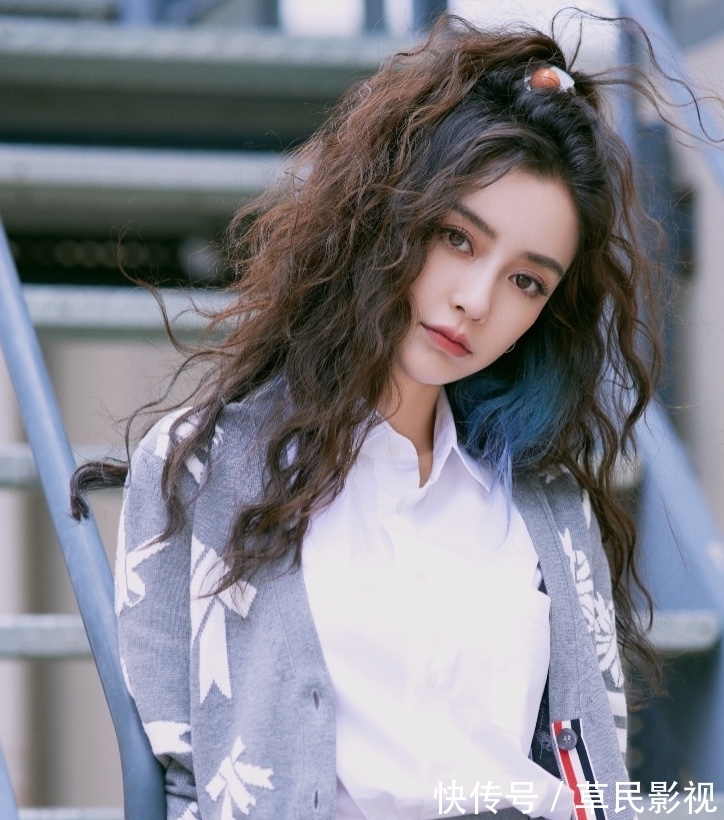 学院风|Angelababy半高马尾解锁夏日清爽活力,搭配学院风短裙可爱减龄