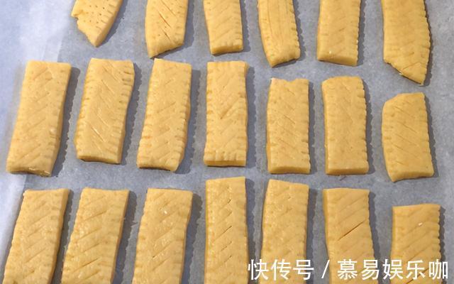 花生油|1碗面粉加2个鸡蛋，教你做香酥小饼干，酥香脆爽，比面包还好吃