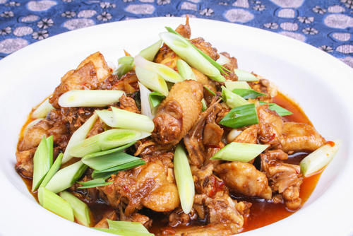 炖鸡肉，最忌直接下锅炖，多做这2步，鸡肉鲜嫩又入味，还不会腥