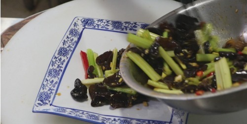 木耳|芹菜拌木耳好吃有绝招,学会这个方法,鲜嫩脆爽,满满的小技巧