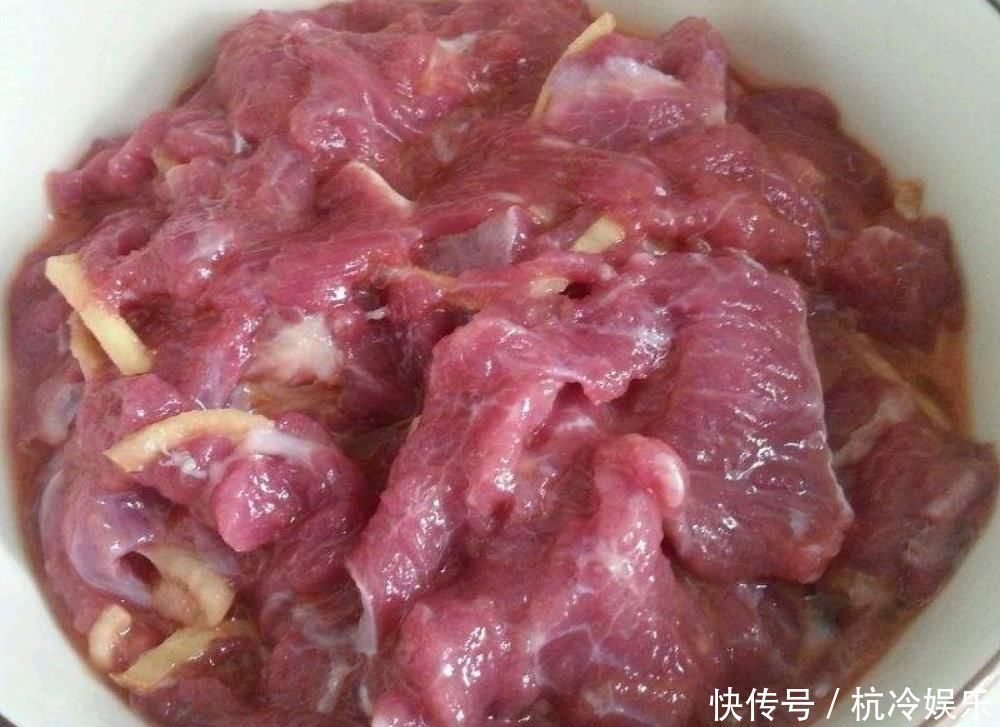 炒牛肉时，下锅前多做一步，牛肉鲜嫩爽滑，不老不柴还不粘锅