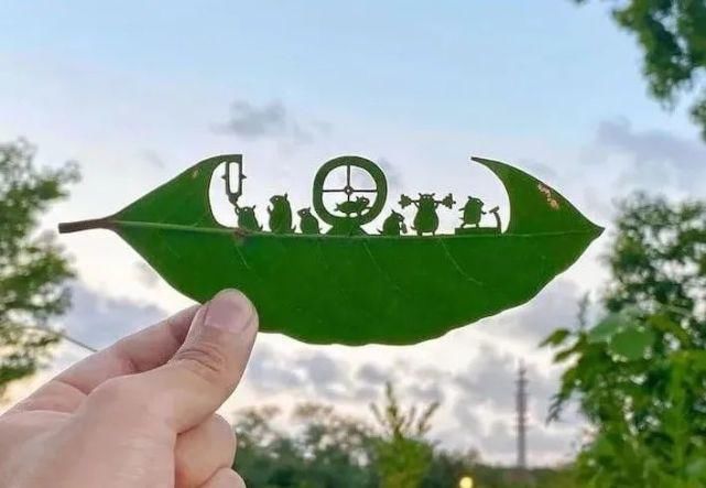 ?艺术家真会赚钱，把捡来的树叶简单雕刻后，价值翻了几百倍