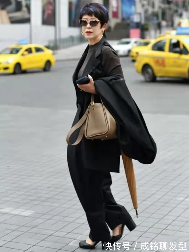 黑色 这位奶奶好会穿,时尚减龄又有品位,看不出已经年过六十的人