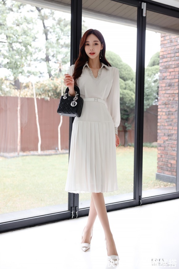贝加莫雪穗|女神孙允珠高清时尚搭配:贝加莫雪穗晶莹飘绢百褶长裙
