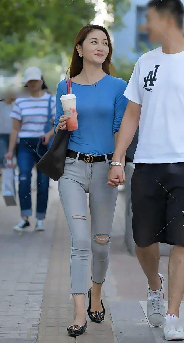 美女|美女街拍:知性优雅的小姐姐,灰色紧身牛仔裤,显身材更显魅力美