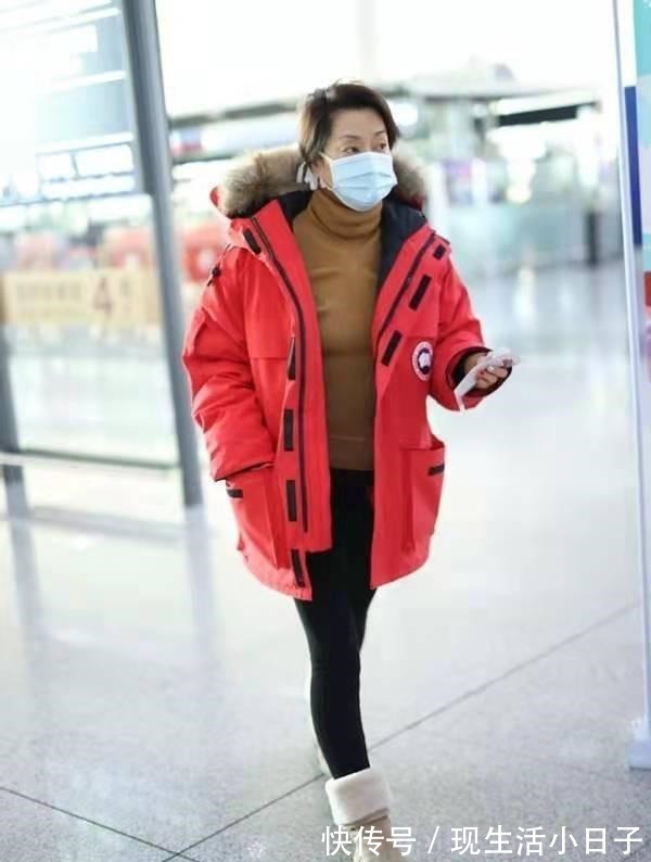 毛绒靴 毛阿敏这次穿老气了,大红色羽绒服搭毛绒靴走机场,57岁很真实!