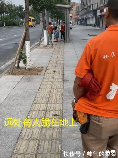 灵魂|四川南充，一位母亲当街给孩子下跪，有些父母灵魂是空的