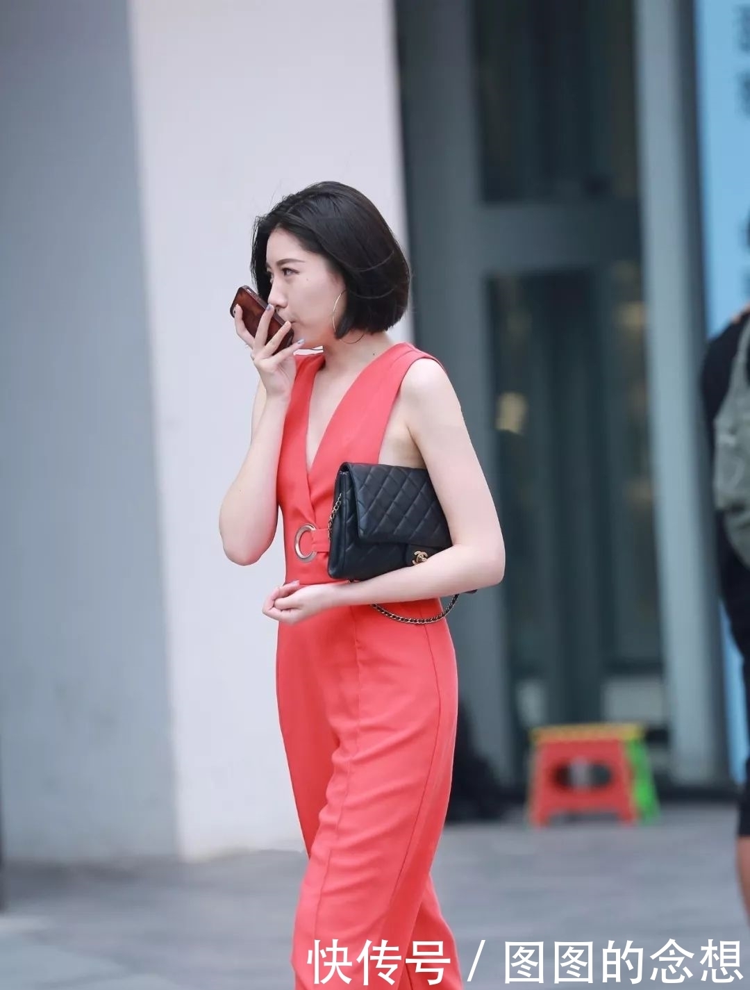 美女|街拍 红衣短发美女