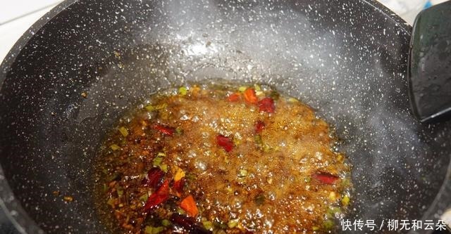 年夜饭茄子超好吃的做法,裹点淀粉,酥香解馋,吃一次忘不了