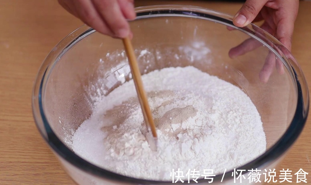 电饭煲做脆底面包，松软拉丝不揉膜，好吃不上火