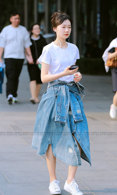 曲线|街拍美女身材婀娜,紧身衣显身材曲线,时尚又性感