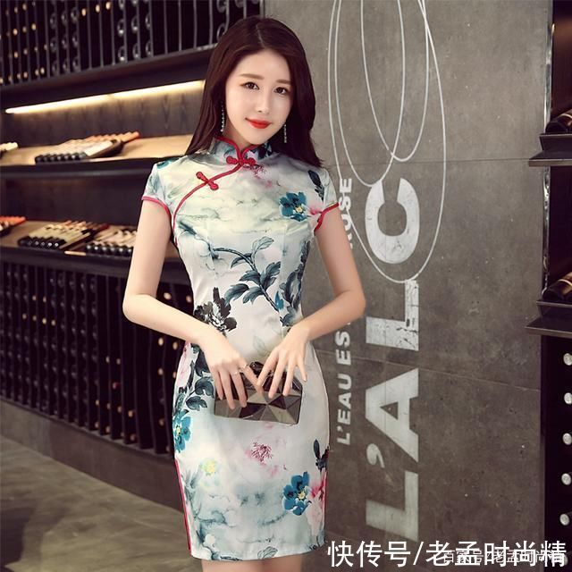 旗袍一如既往的海派剪裁，坠性好，每个女子都会深爱说的款式