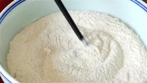 家里有面粉试试这样做,比馅饼简单,比包子好吃,我家一周做3次